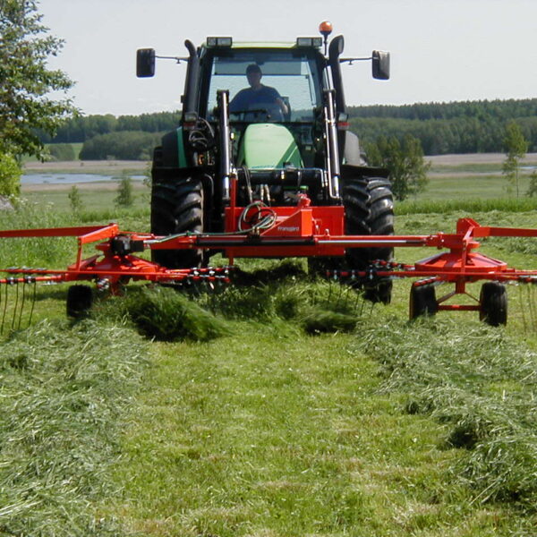 Traktor med Fransgård Samlerive